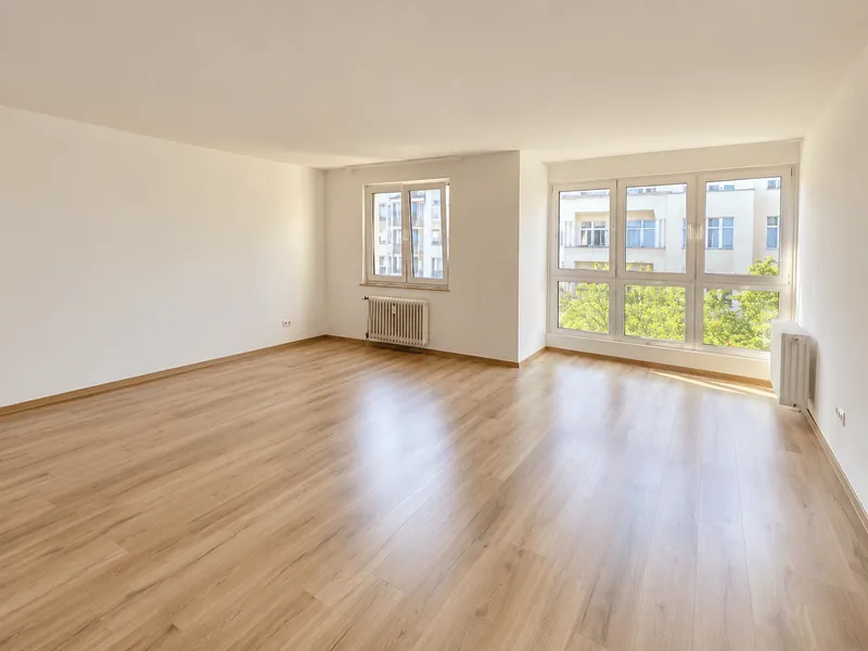 Renovierungsbedürftige 5-Zimmer-Wohnung mit Balkon und Aufzug in Berlin-Charlottenburg — photo 1